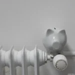 In diesem Beitrag erhalten Sie detaillierte Informationen zum Erhaltungsaufwand im Vergleich zu Herstellungskosten bei Sanierungen. Ein Sparschwein dient als Symbol für Tipps zu Steuereinsparungen bei Sanierungen.