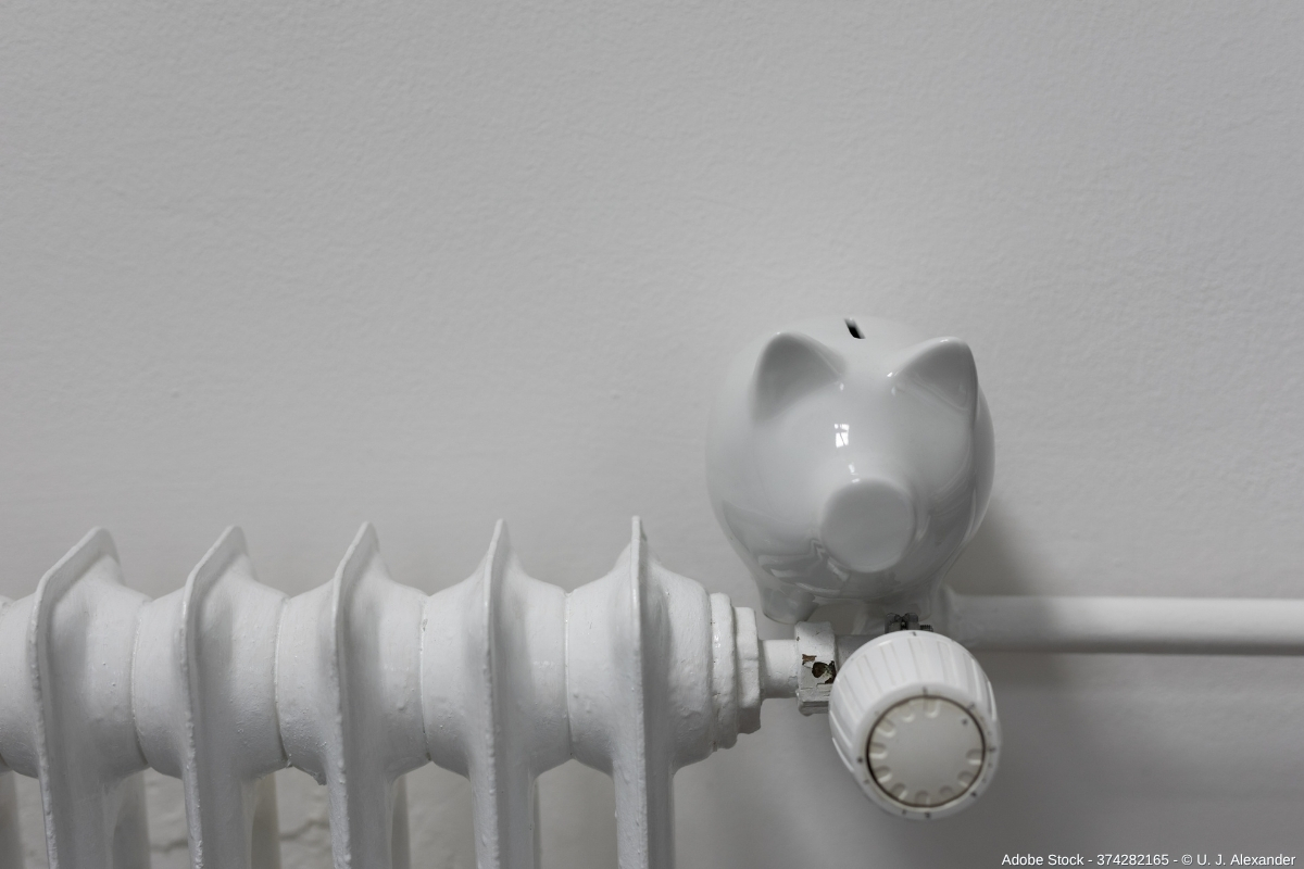 In diesem Beitrag erhalten Sie detaillierte Informationen zum Erhaltungsaufwand im Vergleich zu Herstellungskosten bei Sanierungen. Ein Sparschwein dient als Symbol für Tipps zu Steuereinsparungen bei Sanierungen.